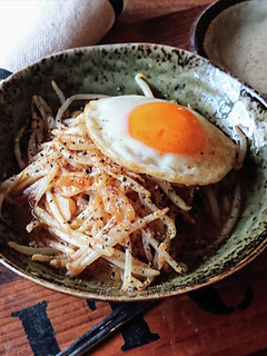 パパっとおつまみ★もやしと目玉焼き-レシピのメイン写真