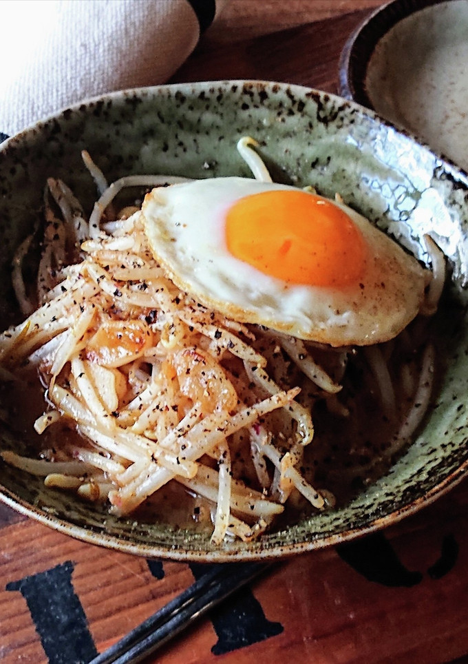 パパっとおつまみ★もやしと目玉焼き-レシピのメイン写真