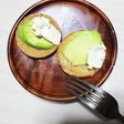 満月ポンに!アボカドとクリームチーズのせ
