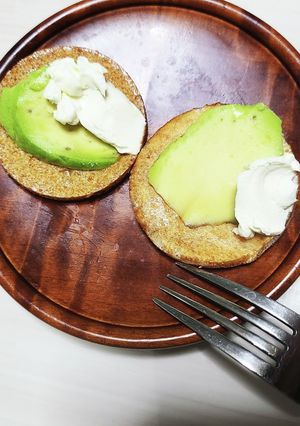満月ポンに!アボカドとクリームチーズのせ-レシピのメイン写真