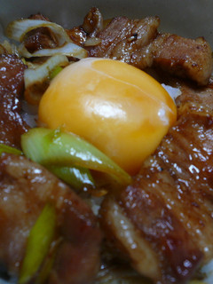 美味しい♡卵黄のせ甘辛豚丼-レシピのメイン写真