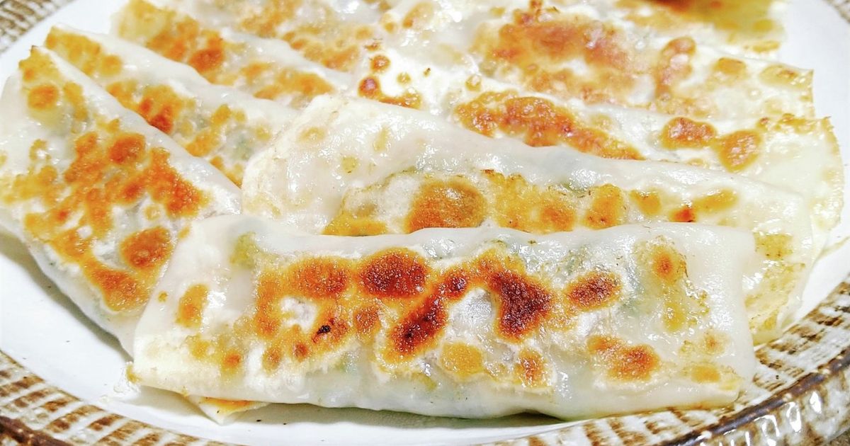 hide 焼き餃子、春巻き2点 春巻の皮で作る鉄鍋風!?棒餃子 by ひろちば 【クックパッド