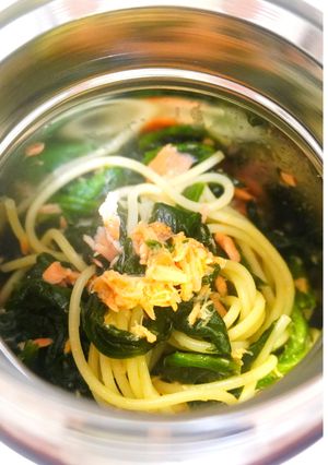 鮭フレークと冷凍ほうれん草のオイルパスタ-レシピのメイン写真