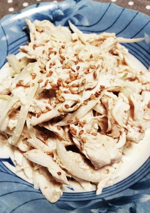 簡単!蒸し鶏と玉葱のからしマヨポン和え-レシピのメイン写真
