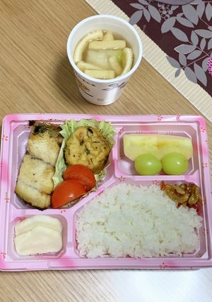 使い捨て容器に詰める差し入れ弁当…夜1-レシピのメイン写真