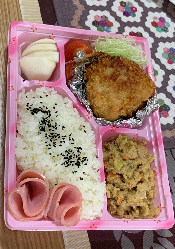 使い捨て容器に詰める差し入れ弁当…昼1-レシピのメイン写真