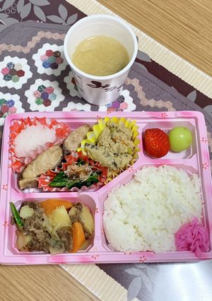 使い捨て容器に詰める差し入れ弁当…夜2-レシピのメイン写真