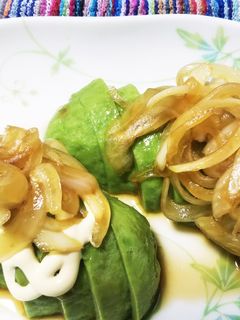 玉ねぎめんつゆ漬けを のせた アボカド-レシピのメイン写真