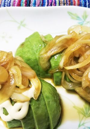 玉ねぎめんつゆ漬けを のせた アボカド-レシピのメイン写真