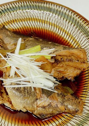大皿に 黒ソイ煮つけ ねぎ生姜-レシピのメイン写真