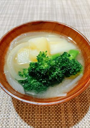 ブロッコリーとじゃがいものお味噌汁-レシピのメイン写真