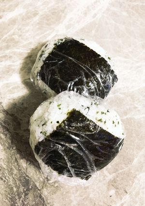 ツナマヨ入りわかめおにぎり-レシピのメイン写真