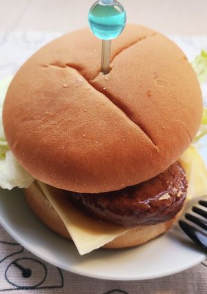 弁当ミニバーグ2個で！お家チーズバーガー-レシピのメイン写真