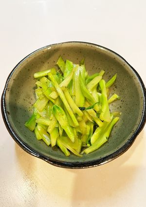 もったいな〜い！ブロッコリーの芯の皮炒め-レシピのメイン写真