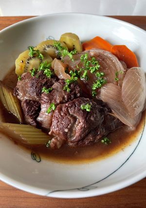 大量消費牛すね肉と玉ねぎの赤ワイン煮込み-レシピのメイン写真