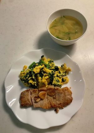 スクランブルエッグ、葱の味噌汁、肉焼き-レシピのメイン写真