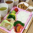 使い捨て容器に詰める差し入れ弁当…夜3