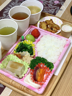 使い捨て容器に詰める差し入れ弁当…夜3-レシピのメイン写真