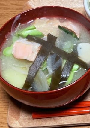 今日のみそ汁。芯のあるシャケ味噌汁-レシピのメイン写真