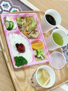 使い捨て容器に詰める差し入れ弁当…昼2-レシピのメイン写真