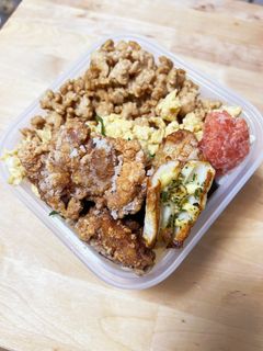 甘辛い鶏そぼろ☆たまごそぼろと唐揚げ弁当-レシピのメイン写真
