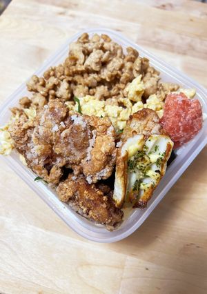 甘辛い鶏そぼろ☆たまごそぼろと唐揚げ弁当-レシピのメイン写真