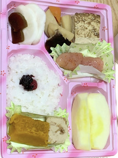 使い捨て容器に詰める差し入れ弁当…夜4-レシピのメイン写真