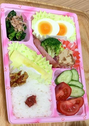 使い捨て容器に詰める差し入れ弁当…朝4-レシピのメイン写真