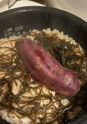 丸ごとさつまいもと塩昆布の炊き込みご飯-レシピのメイン写真