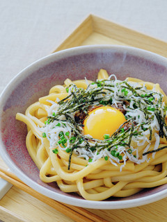 やみつき!黒酢としらすの釜玉うどん-レシピのメイン写真
