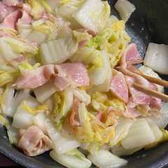 รูปของ 白菜とベーコンの炒め物