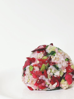 ローゼルと小松菜の菜飯おむすび-レシピのメイン写真