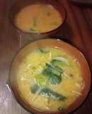もやしほうれん草ベーコン入りの味噌汁