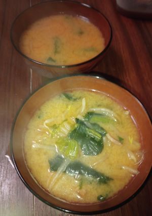 もやしほうれん草ベーコン入りの味噌汁-レシピのメイン写真