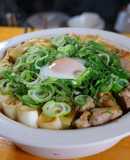 鶏とネギだけ！すき焼き風「鍋焼きうどん」