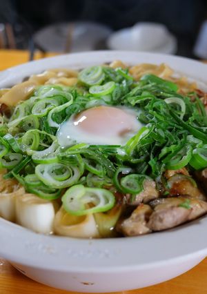 鶏とネギだけ！すき焼き風「鍋焼きうどん」-レシピのメイン写真