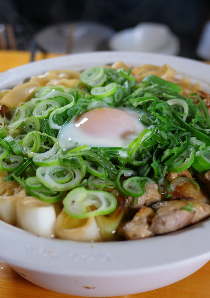 鶏とネギだけ！すき焼き風「鍋焼きうどん」-レシピのメイン写真