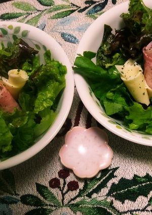 リーフレタスに花ベーコンと花チーズon！-レシピのメイン写真