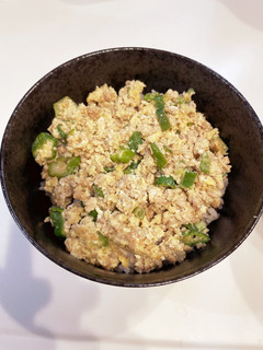 とっても簡単!オクラと卵のそぼろ丼-レシピのメイン写真