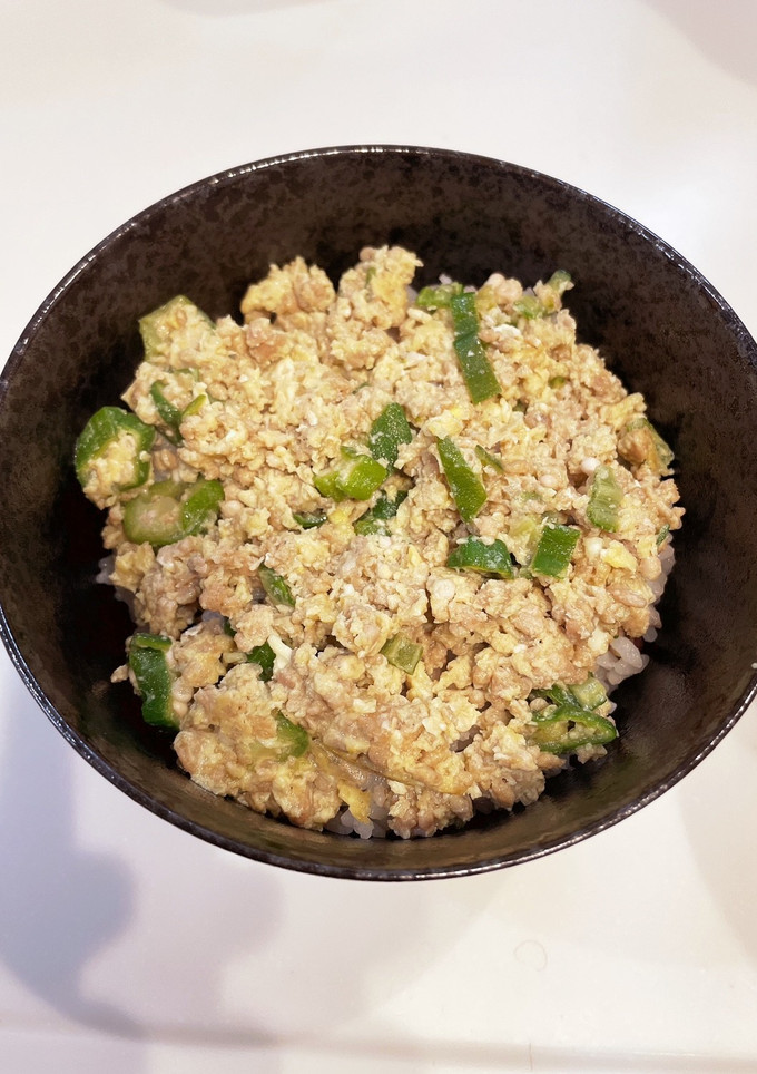とっても簡単！オクラと卵のそぼろ丼-レシピのメイン写真
