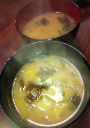 玉ねぎじゃがいもわかめの味噌汁-レシピのメイン写真