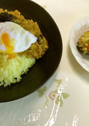 簡単過ぎるキーマカレーとポーチドエッグ-レシピのメイン写真