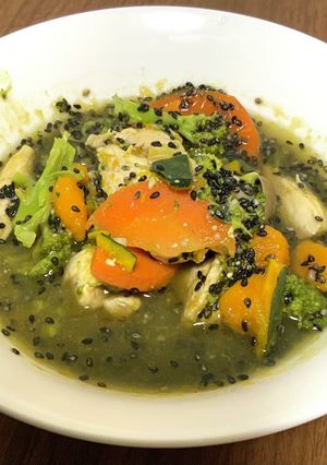 鶏胸肉と野菜の黒ゴマ味噌スープ-レシピのメイン写真