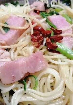 春菊とベーコンのペペロンチーノ-レシピのメイン写真