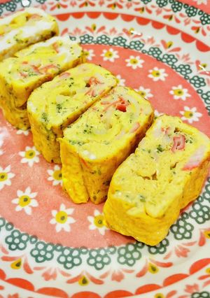 ほっこりお弁当♡カニカマとパセリの卵焼き-レシピのメイン写真