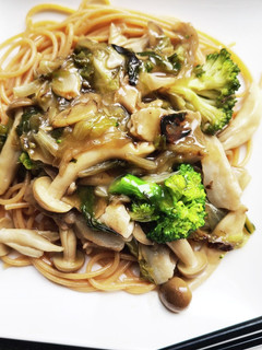 残り物レタスで!豚肉しめじの中華風パスタ-レシピのメイン写真