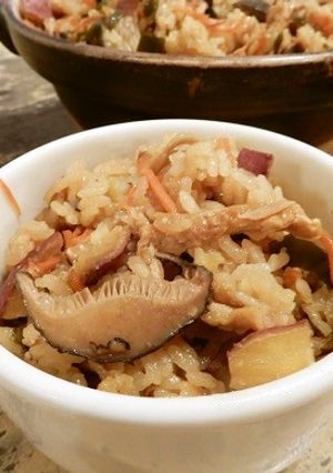 サツマイモと薄あげ入り土鍋の炊き込みご飯-レシピのメイン写真