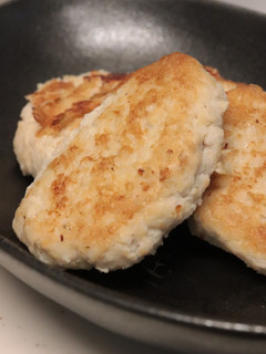材料二つ簡単美味♪鶏ミンチ蓮根ハンバーグ-レシピのメイン写真