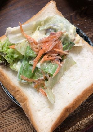 サラダの残りとサバ缶の汁オープンサンド-レシピのメイン写真