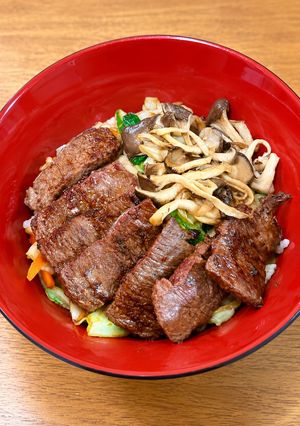 スタミナニラキャベツ炒めと牛カルビ合盛丼平茸添-レシピのメイン写真